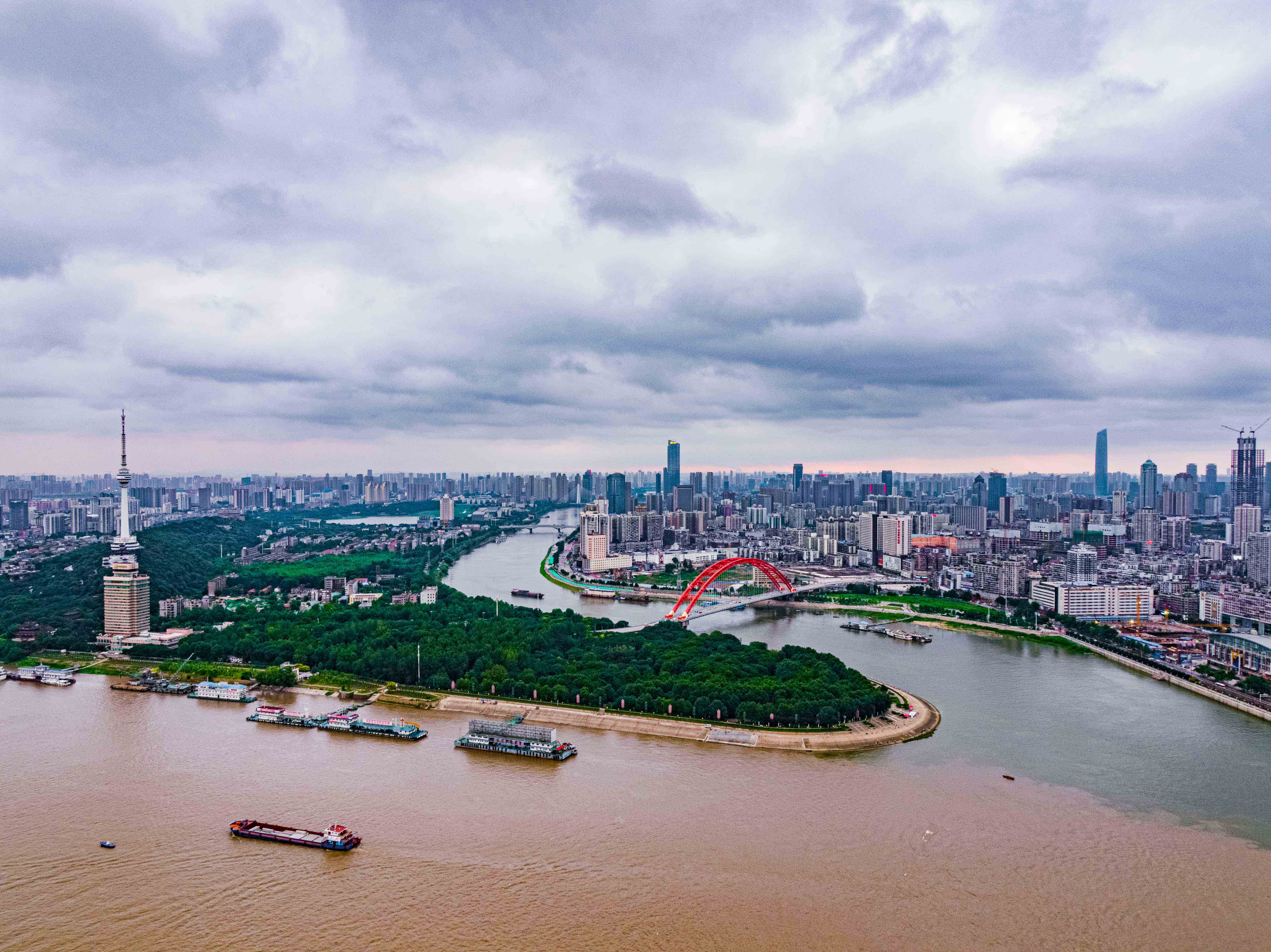 風檣動,龜蛇靜,起宏圖!” 風檣動,龜蛇靜,起宏圖!”